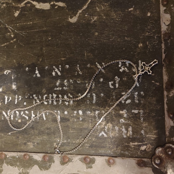 Stunning 10k White Gold Cross Pendant Necklace - Picture 2 of 2